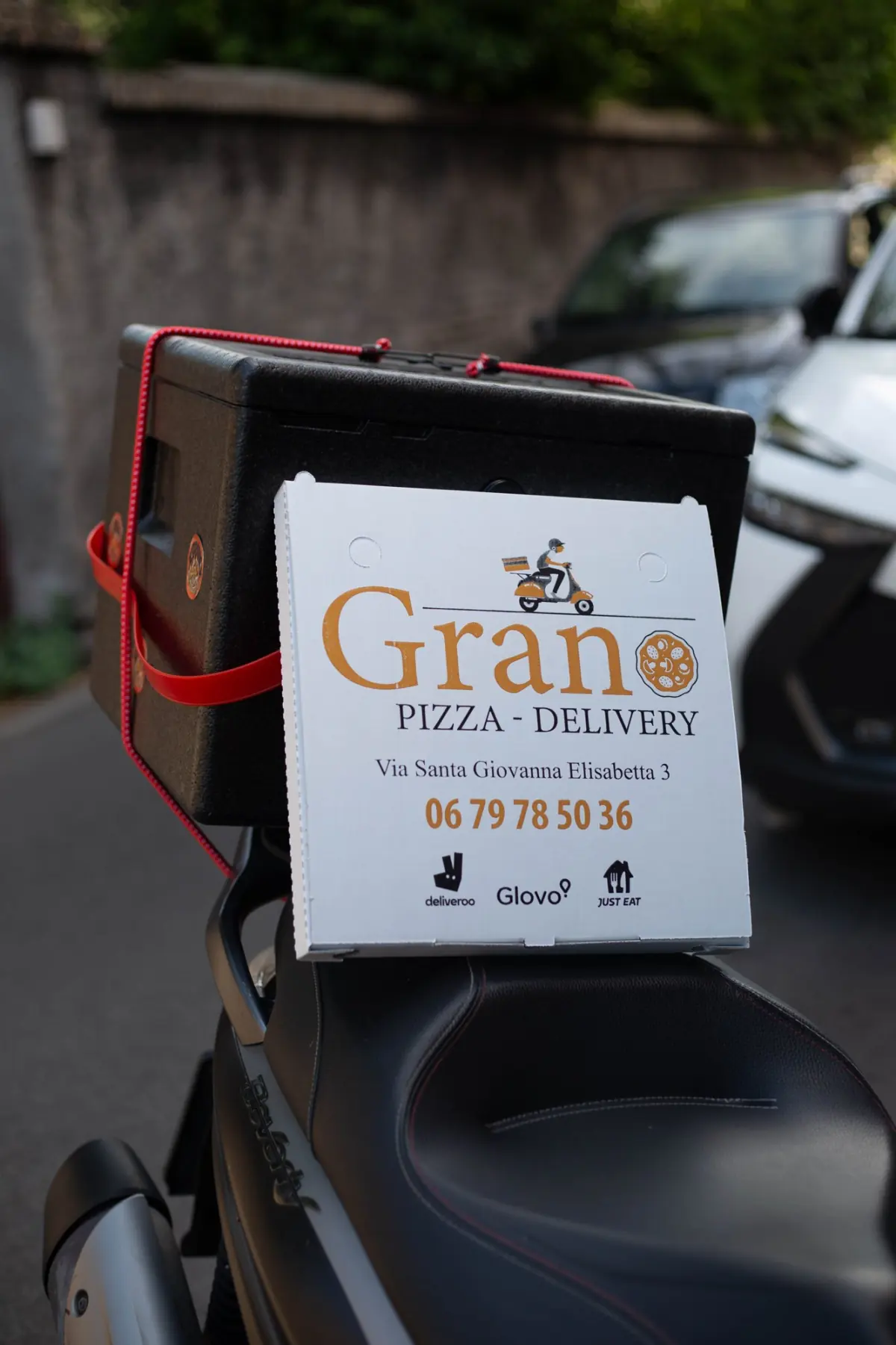 La scatola Grano Pizza Delivery sul box del motorino